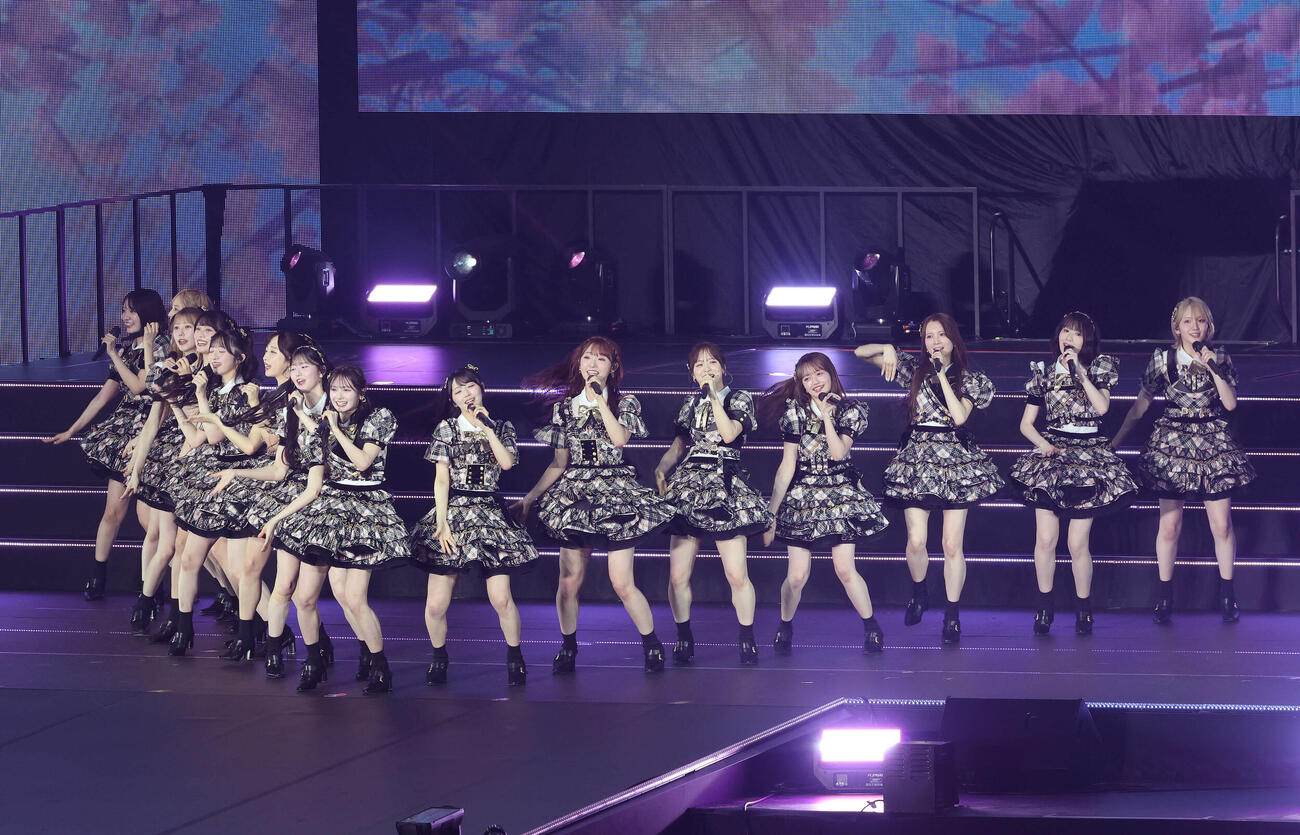 新衣装で華麗なパフォーマンスを見せるAKB48（撮影・鈴木正人）