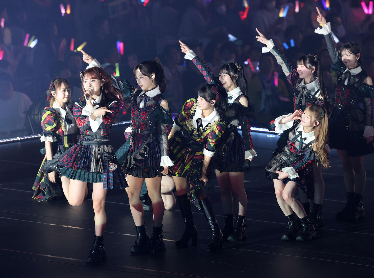 華麗なパフォーマンスを見せるAKB48（撮影・鈴木正人）　