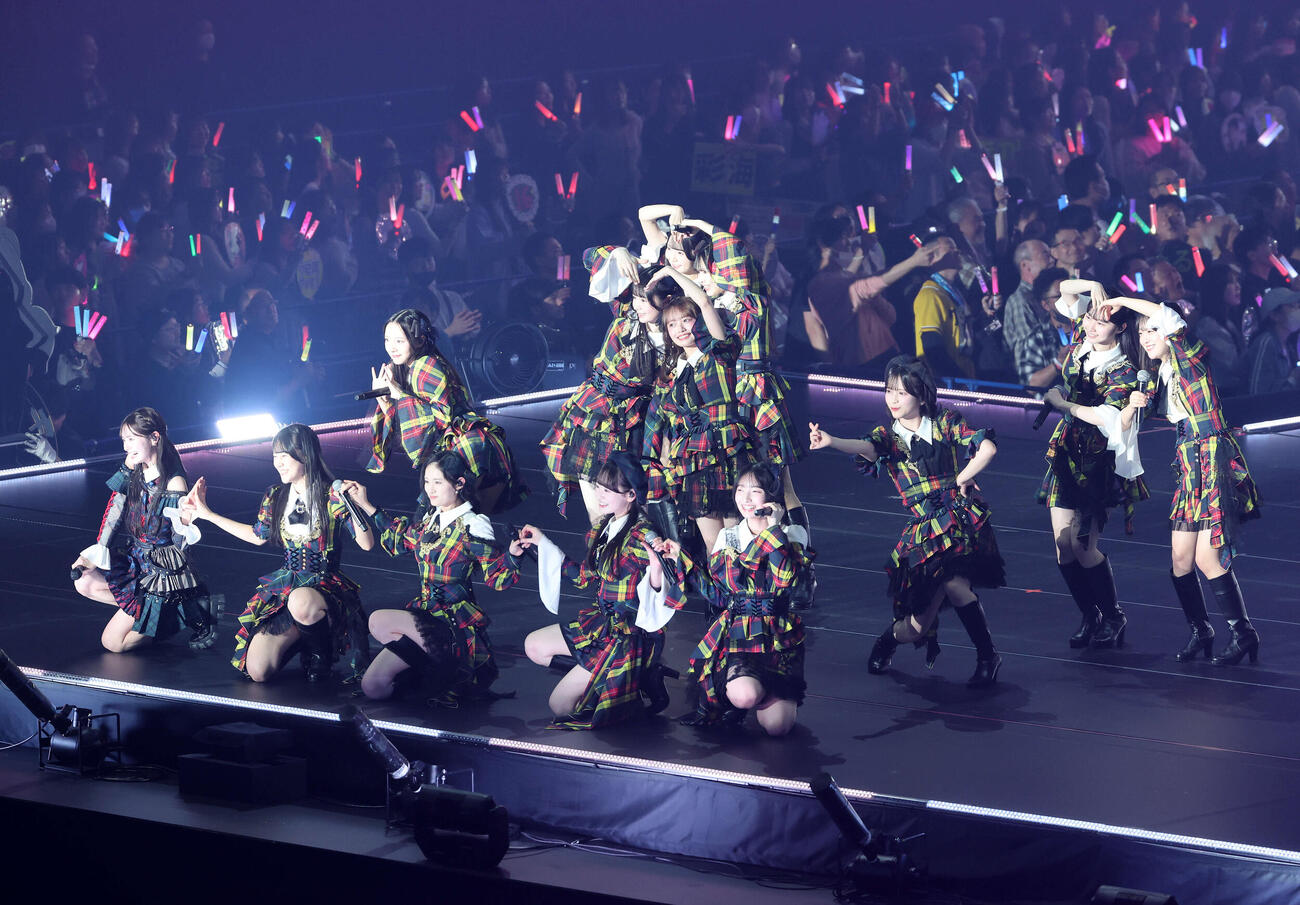 華麗なパフォーマンスを見せるAKB48（撮影・鈴木正人）　
