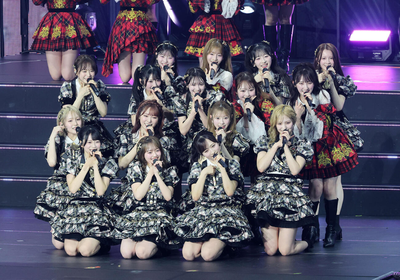 華麗なパフォーマンスを見せるAKB48（撮影・鈴木正人）　