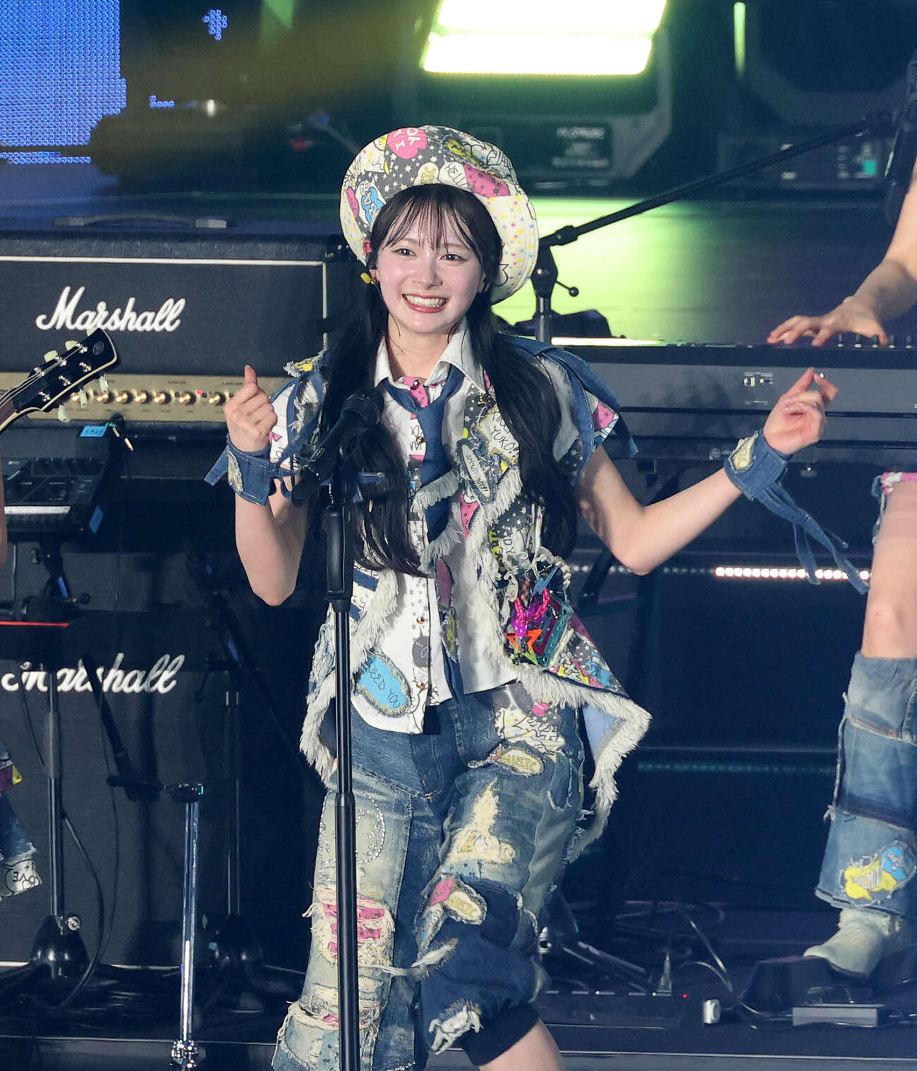 華麗なパフォーマンスを見せる新バンドユニットの伊藤百花（撮影・鈴木正人）