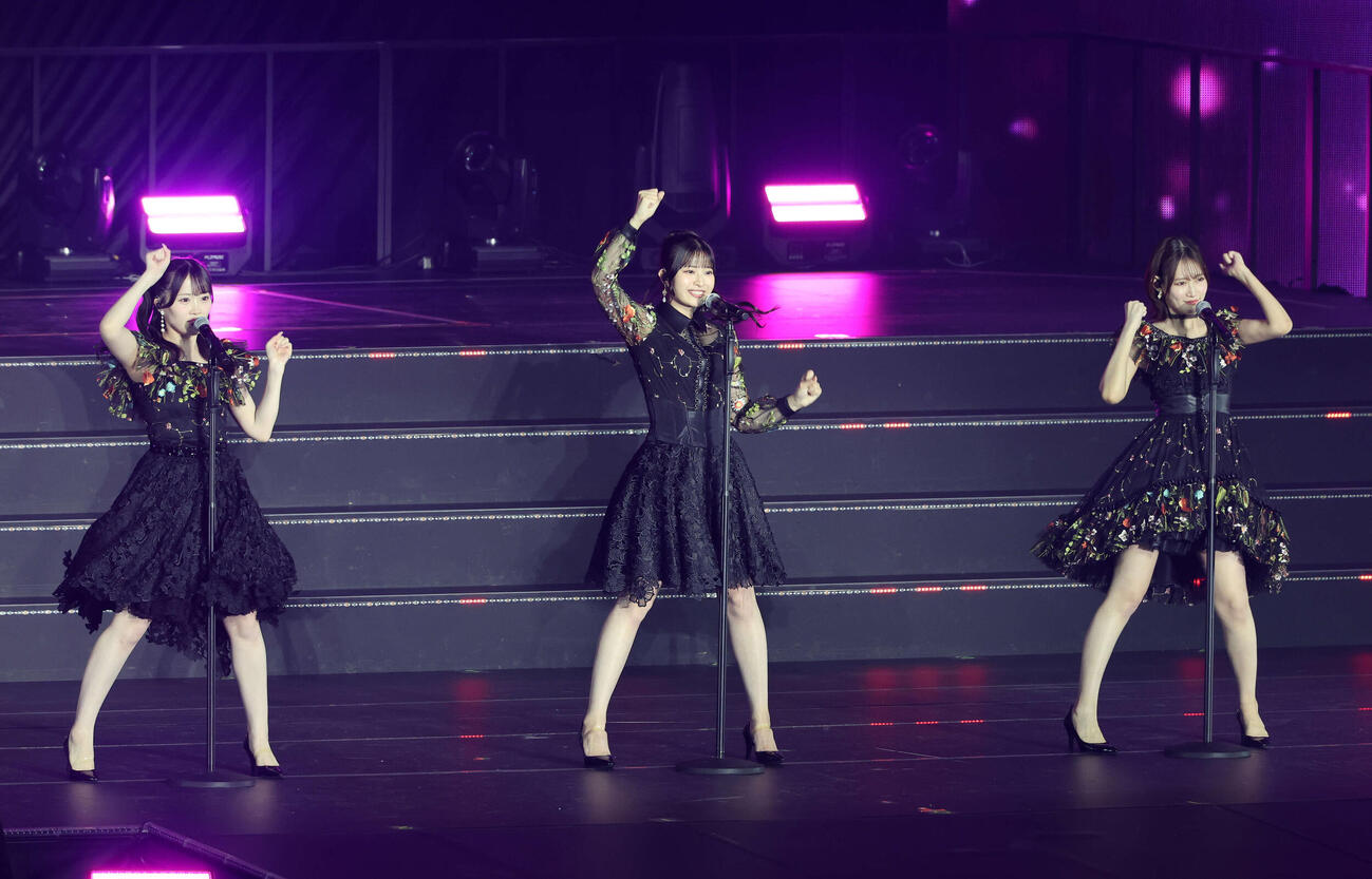 華麗なパフォーマンスを見せる、左から山根涼羽、行天優莉奈、黒須遥香（撮影・鈴木正人）　