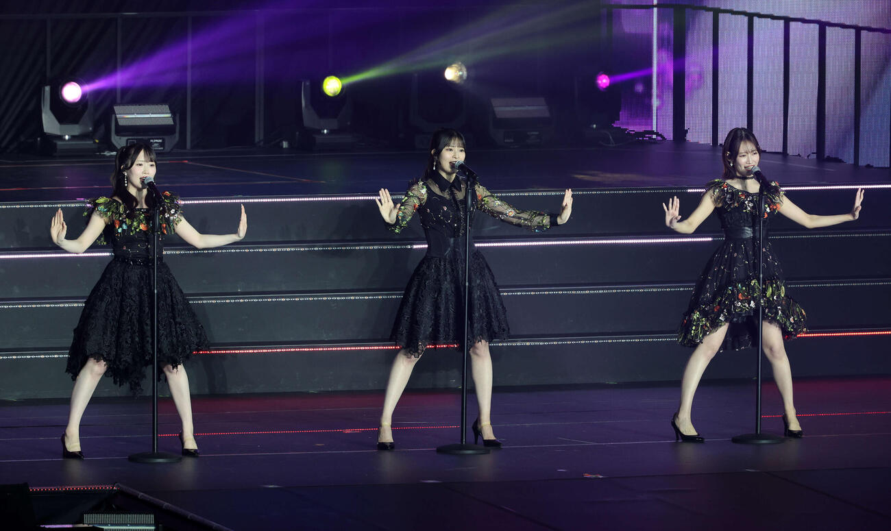 華麗なパフォーマンスを見せる、左から山根涼羽、行天優莉奈、黒須遥香（撮影・鈴木正人）　