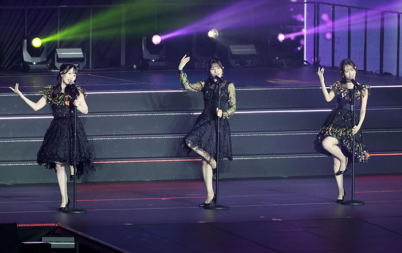 華麗なパフォーマンスを見せる、左から山根涼羽、行天優莉奈、黒須遥香（撮影・鈴木正人）　