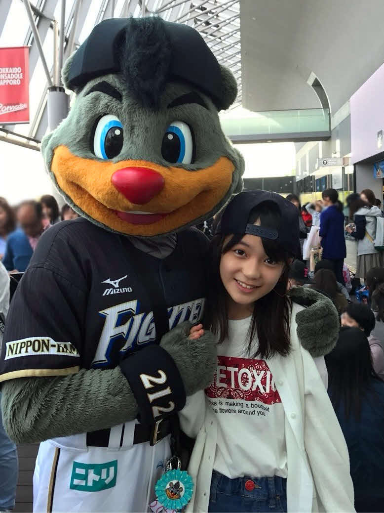 球場でマスコットキャラクターB・Bと記念撮影する当時11歳の川村（（C）AKB48）
