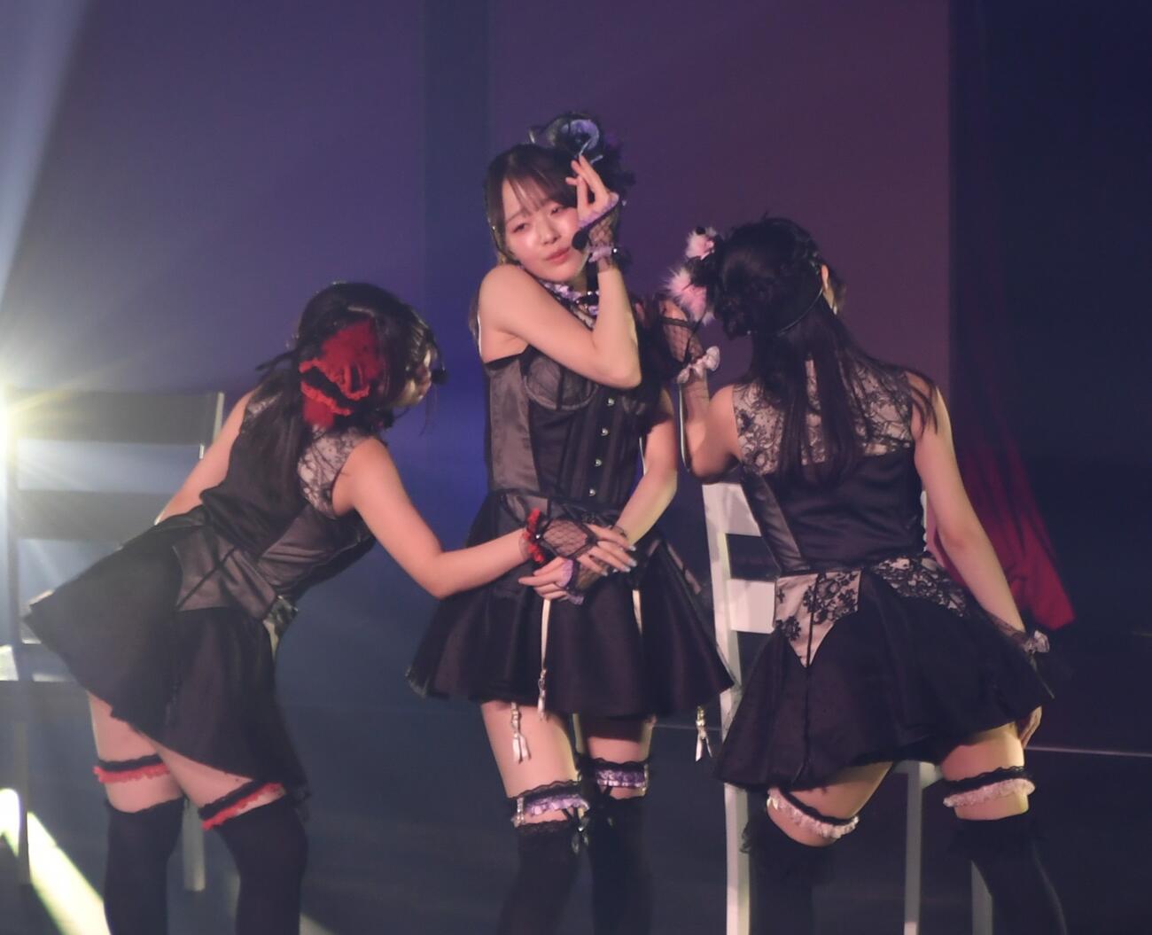 「NGT48スプリングコンサート2026」の昼公演で「誘惑のガーター」を披露する杉本萌（中央）