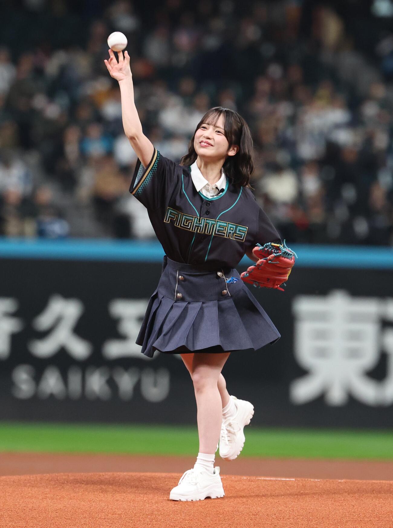 日本ハム対西武　ファーストピッチセレモニーで投球するAKB48の川村結衣（2026年4月17日）