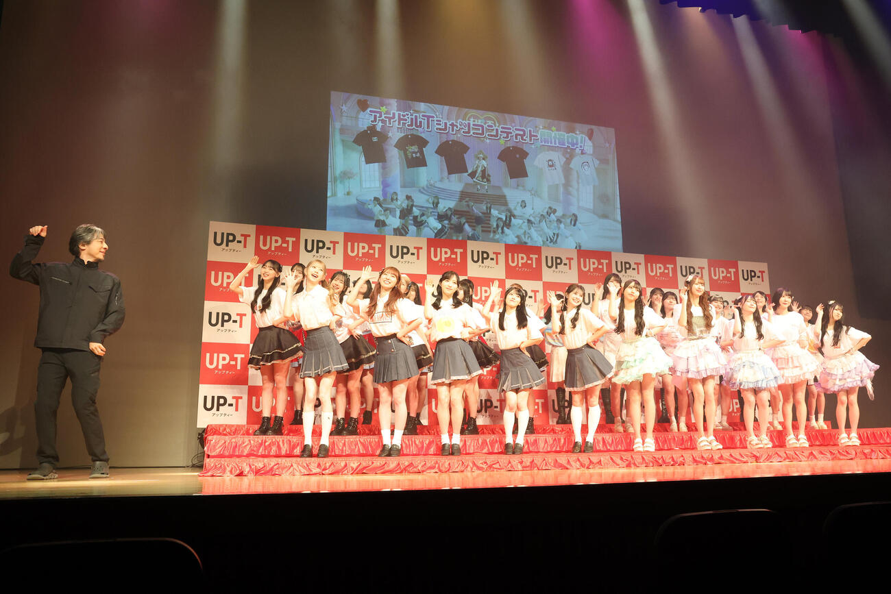 「UP－T×AKB48 Group新CM発表会」でダンスする西村博之氏（左端）とAKB48グループ（撮影・宮地輝）