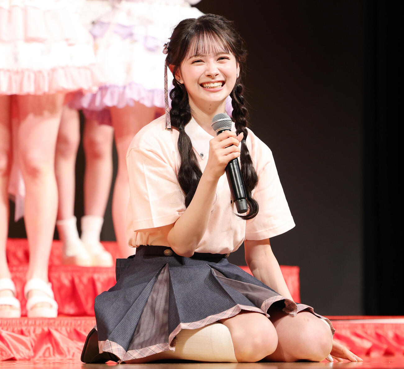 「UP－T×AKB48 Group新CM発表会」の「UP－T3本勝負」でじゃんけんに勝ち最下位となるAKB48伊藤百花（撮影・宮地輝）