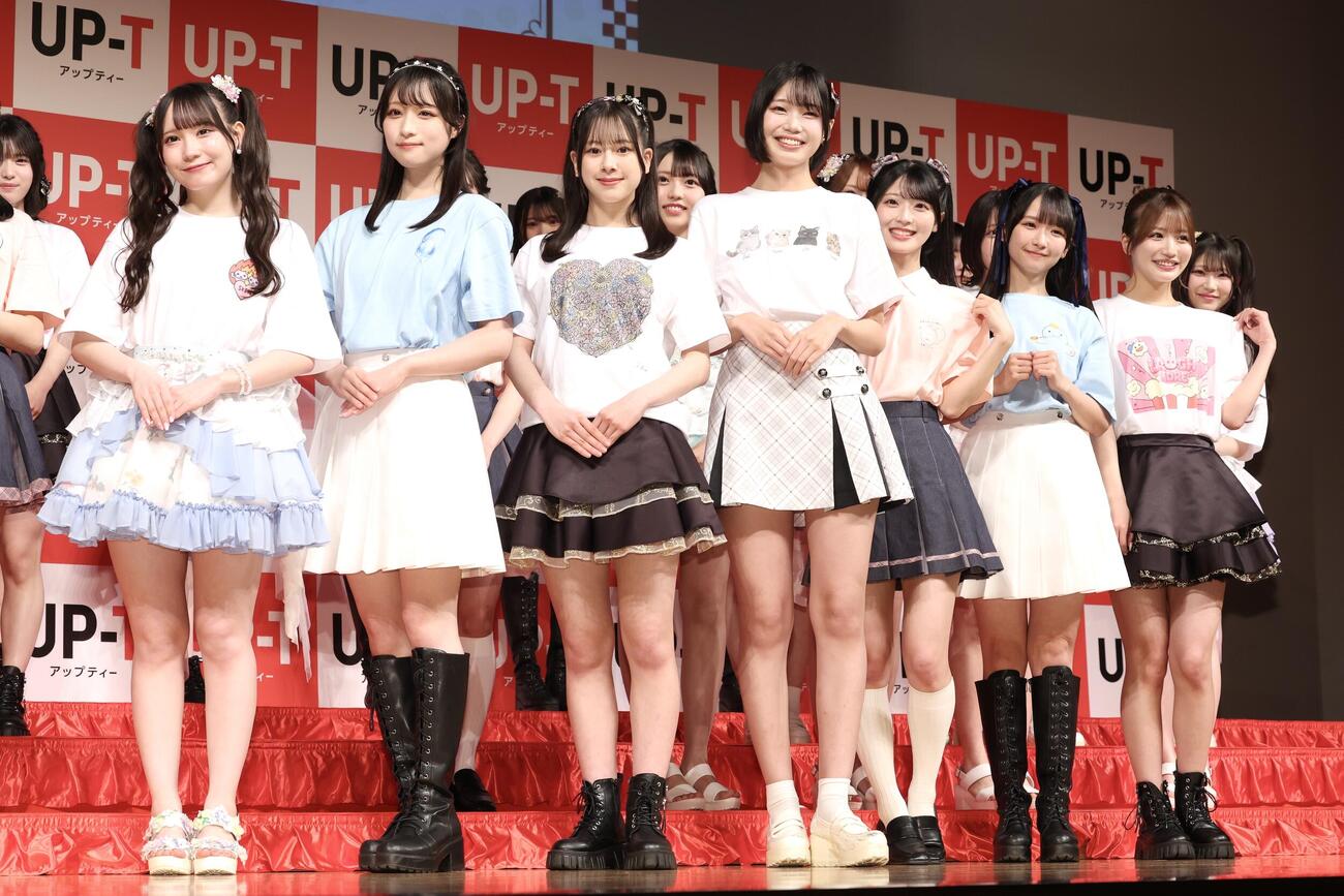 「UP－T×AKB48 Group新CM発表会」の「Tシャツ投票対決」で上位に入った「UP－T神7」（撮影・宮地輝）