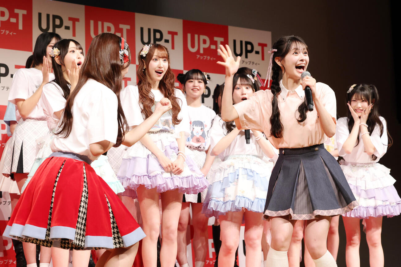 「UP－T×AKB48 Group新CM発表会」の「UP－T3本勝負」でじゃんけんに勝ち最下位となるAKB48伊藤百花（撮影・宮地輝）