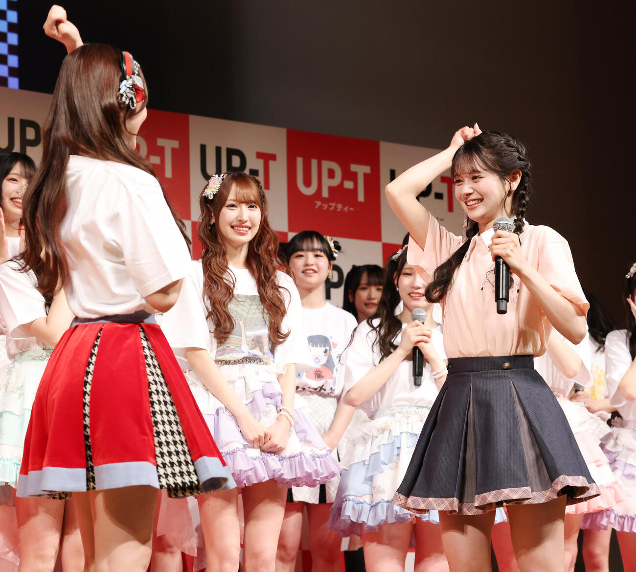 「UP－T×AKB48 Group新CM発表会」の「UP－T3本勝負」で最下位をかけじゃんけんするAKB48伊藤百花（撮影・宮地輝）