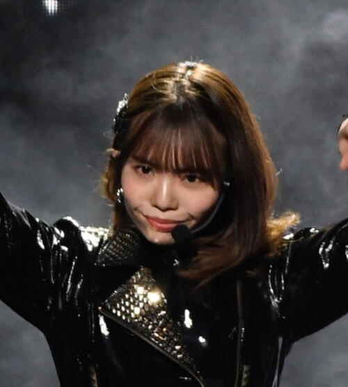 29歳現役アイドルがシンガーと2ショット「初耳！」「同級生だったんだ！」「強すぎ」