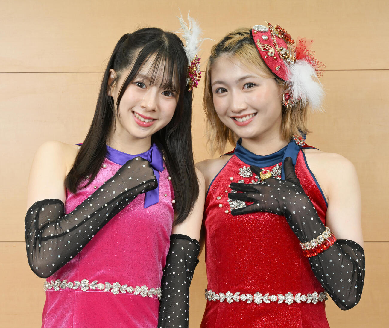 新曲「初めてのオール」をPRするNMB48の青原優花（左）と塩月希依音（撮影・千葉一成）
