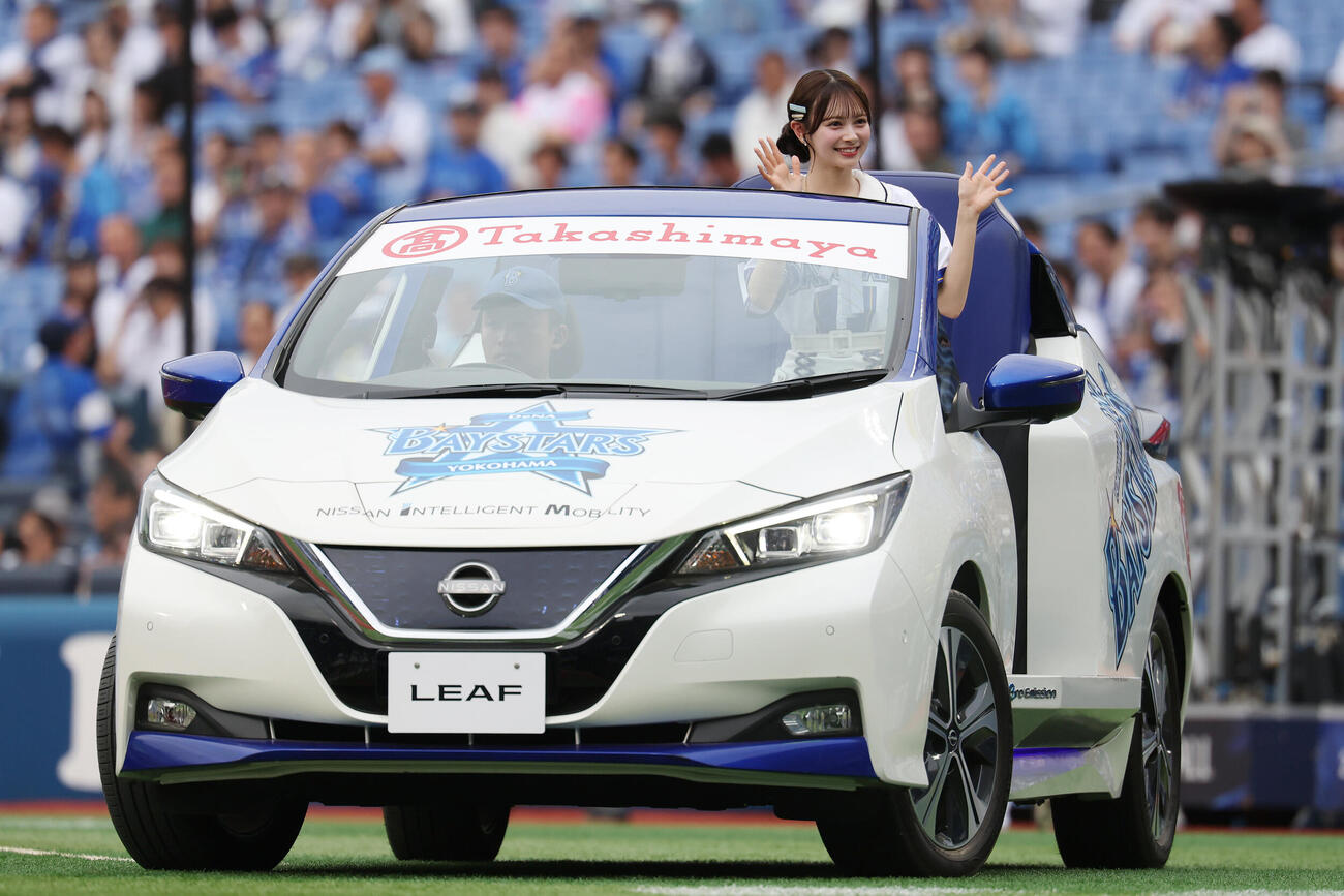 DeNA対オリックス　リリーフカーに乗って登場したAKB48の伊藤百花（撮影・宮地輝）