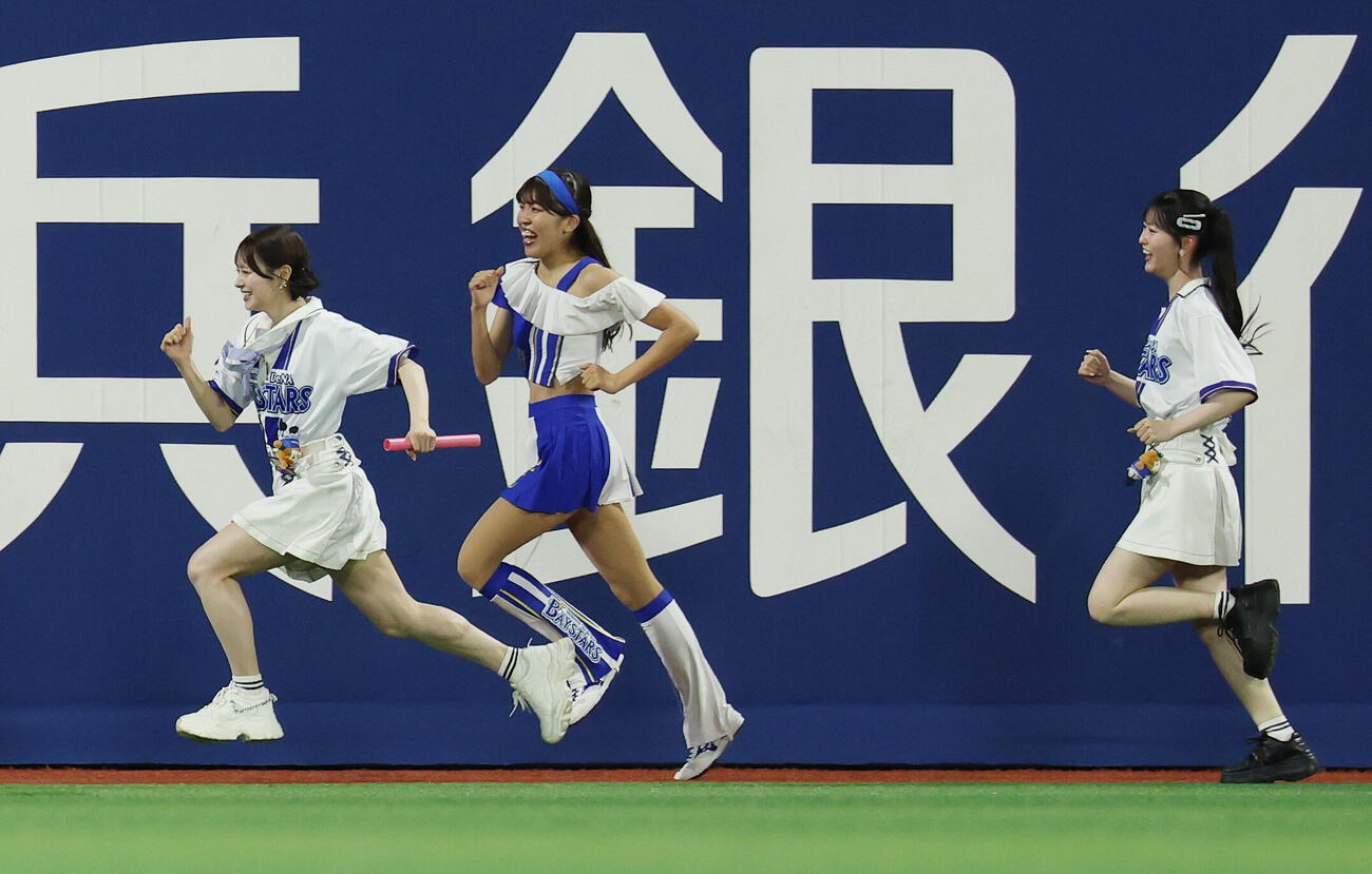 DeNA対オリックス　4回裏終了後のイベント「ハマスタバトル」でdianaと対戦するAKB48の伊藤百花（左）と八木愛月（右）（撮影・宮地輝）