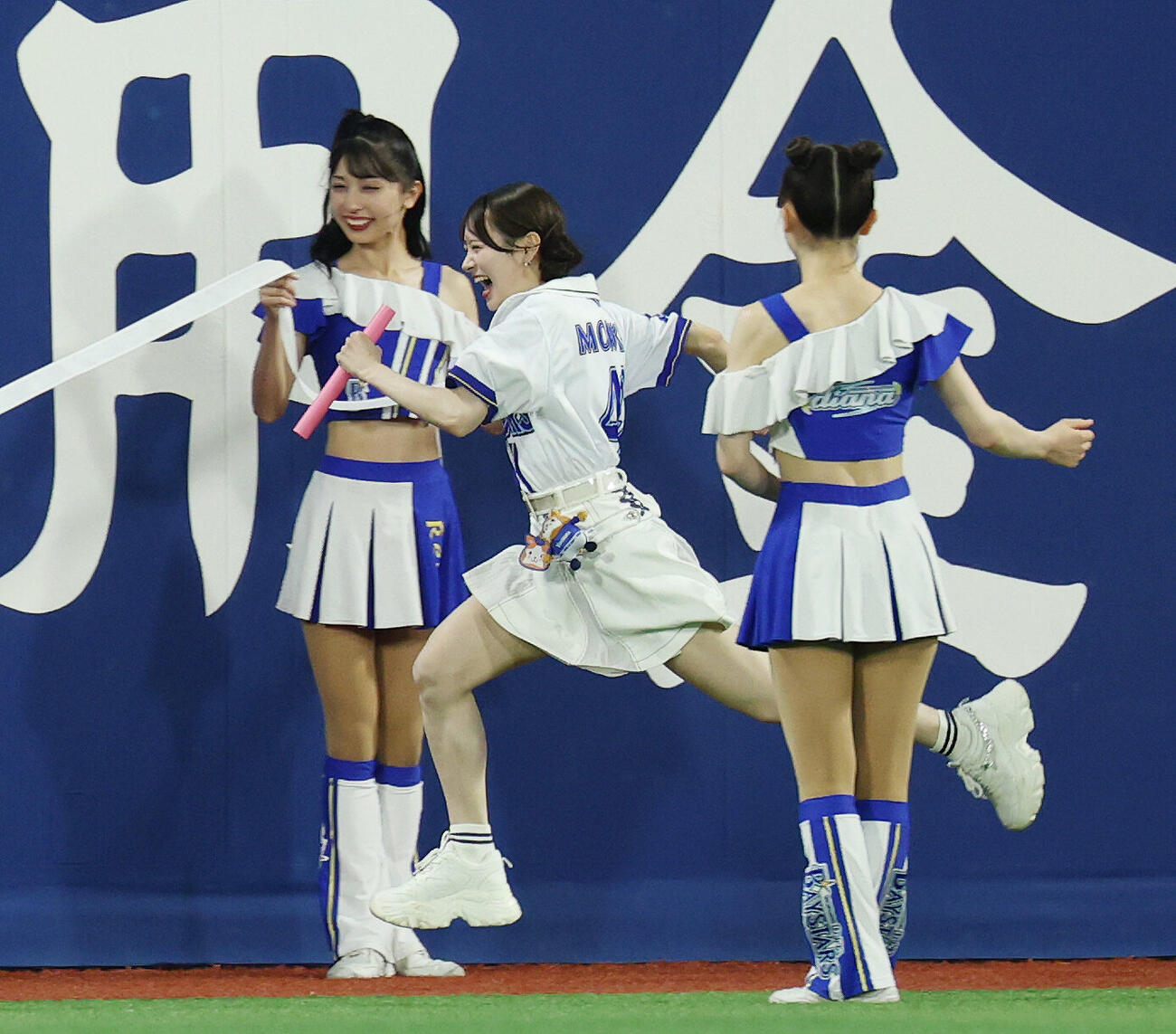 DeNA対オリックス　4回裏終了後のイベント「ハマスタバトル」でdianaと対戦するAKB48の伊藤百花（撮影・宮地輝）