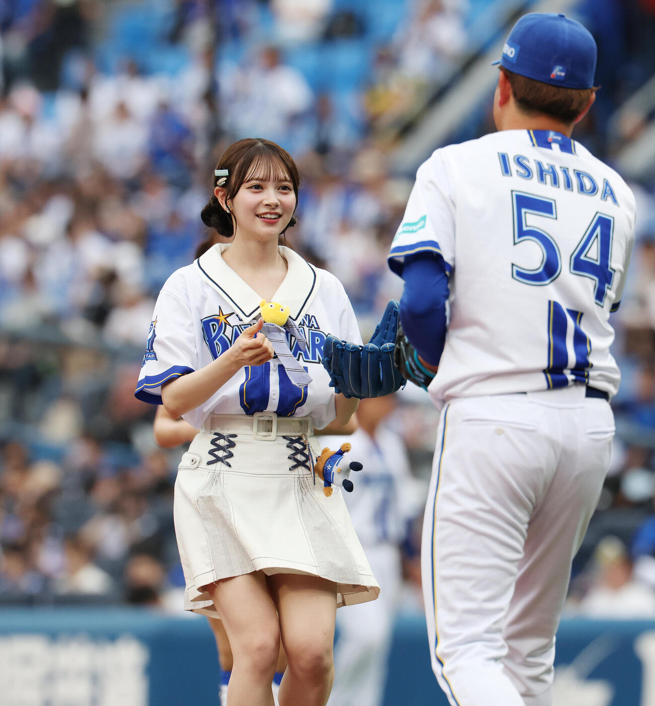 DeNA対オリックス　セレモニアルピッチを務めDeNA石田裕太郎（右）からボールを受け取るAKB48の伊藤百花（撮影・宮地輝）