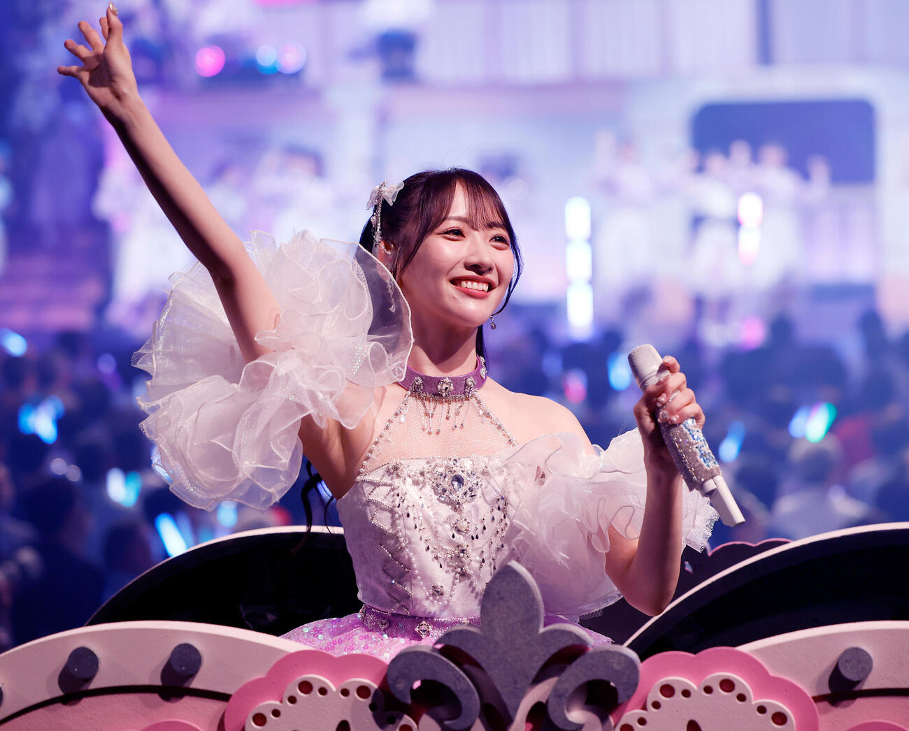 STU48石田千穂卒業コンサート　ゴンドラに乗って、ファンに手を振る石田千穂（撮影・山本朝陽）＝2026年5月31日