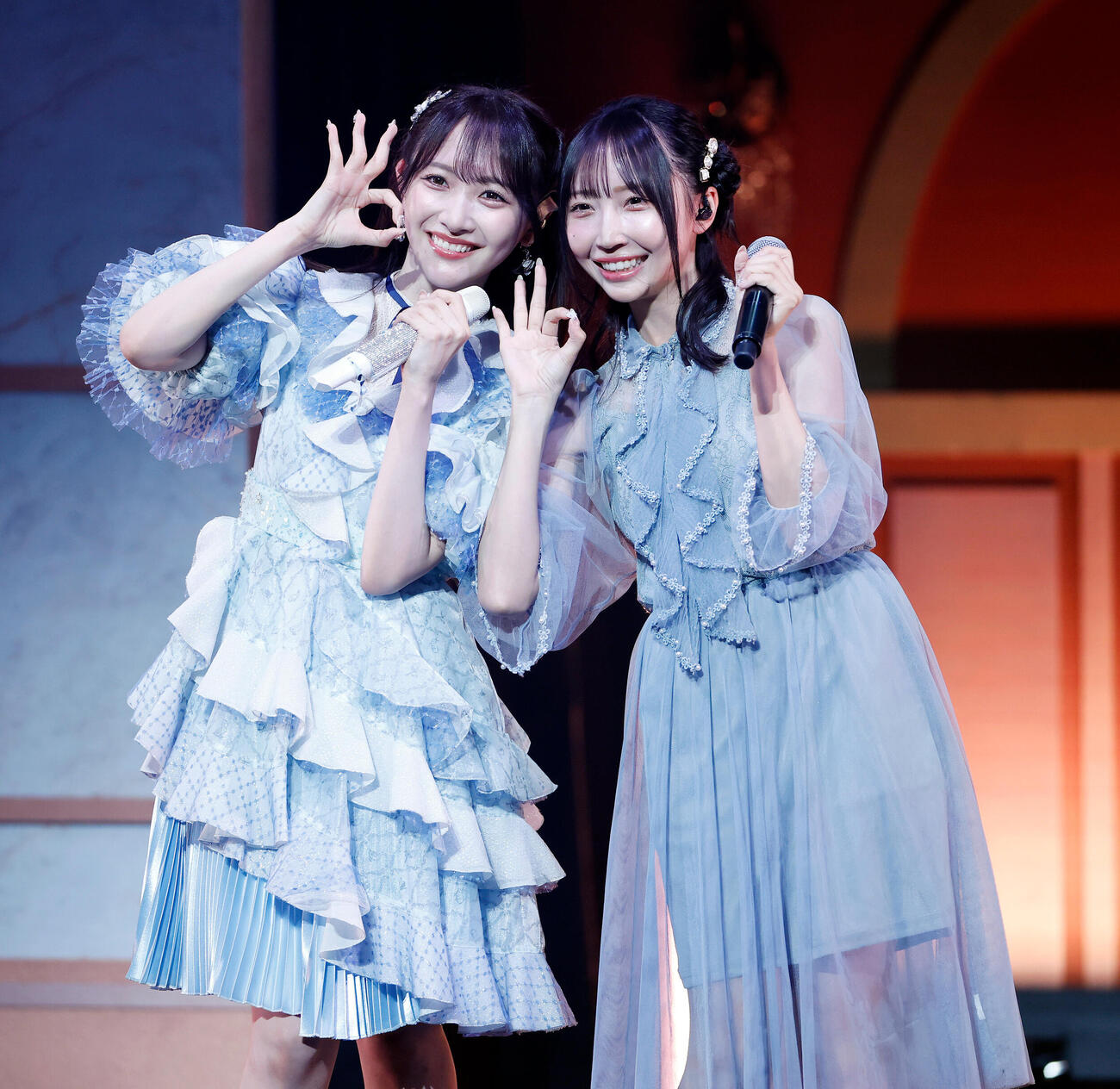 STU48石田千穂卒業コンサートに駆けつけた卒業生薮下楓とポーズをとる石田千穂（左）（撮影・山本朝陽）