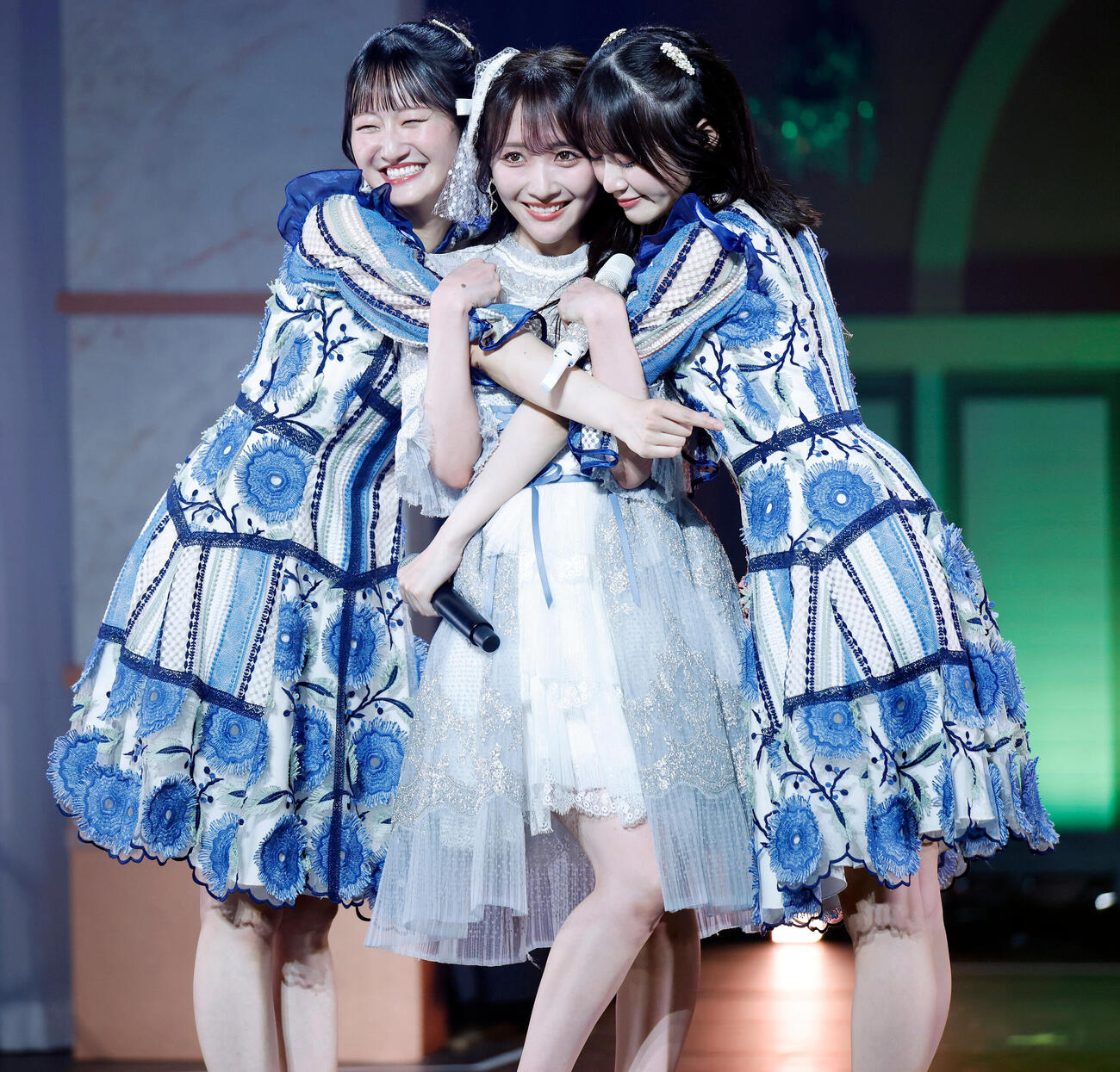 STU48石田千穂卒業コンサート　信濃宙花（左）と中村舞（右）から抱き締められる石田千穂（撮影・山本朝陽）