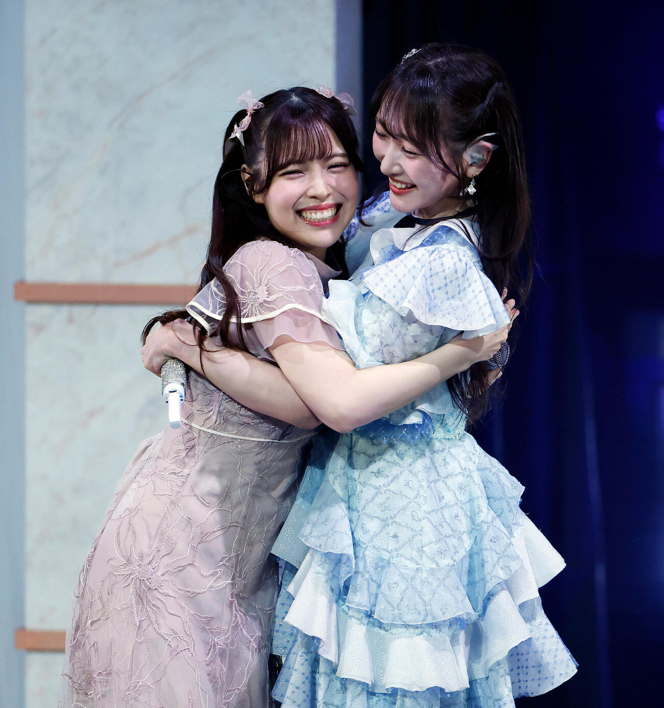 STU48石田千穂卒業コンサートに駆けつけた卒業生岩田陽菜とハグをする石田千穂（右）（撮影・山本朝陽）