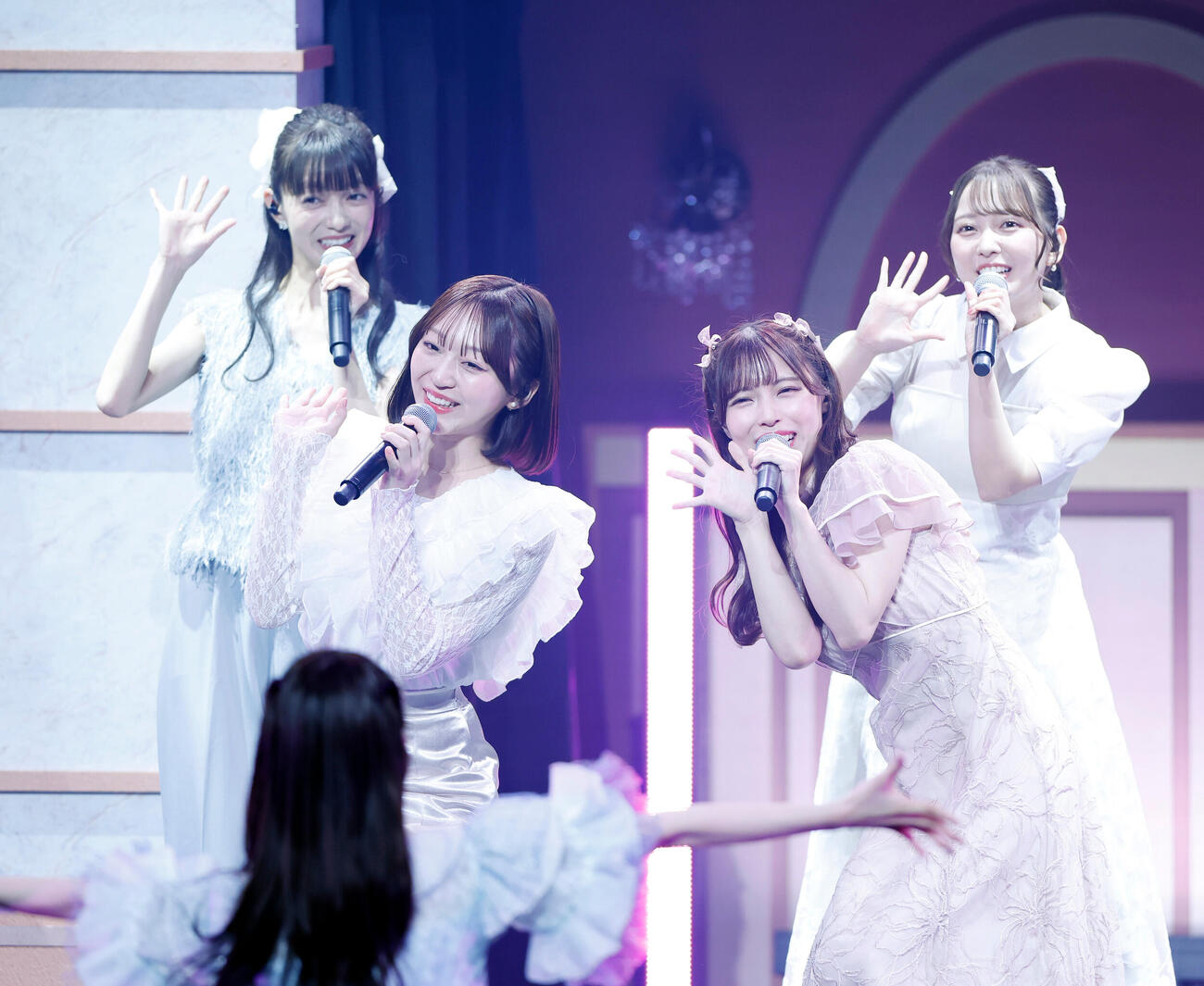 STU48石田千穂卒業コンサートに駆けつけた卒業生。前列左から土路生優里、岩田陽菜、後列左から田中皓子、石田みなみ（撮影・山本朝陽）