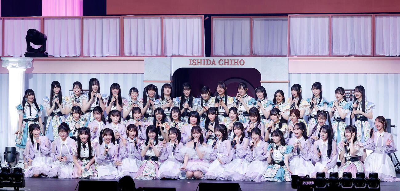 STU48石田千穂卒業コンサート　記念撮影を行うSTU48のメンバー。1列目中央は石田千穂（撮影・山本朝陽）