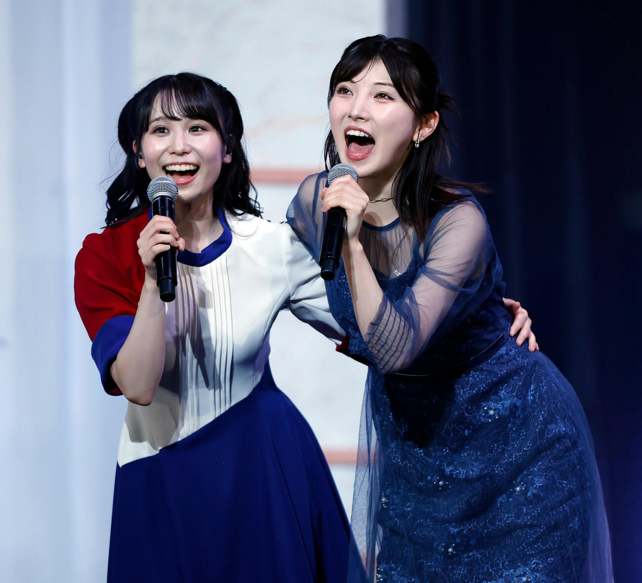 STU48石田千穂卒業コンサート　パフォーマンスを行う、キャプテンの岡田あずみ（左）と元メンバーで初代キャプテンの岡田奈々（撮影・山本朝陽）
