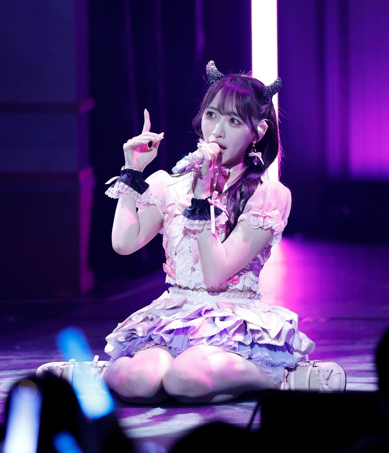 STU48石田千穂卒業コンサート　座り込み、歌唱する石田千穂（撮影・山本朝陽）