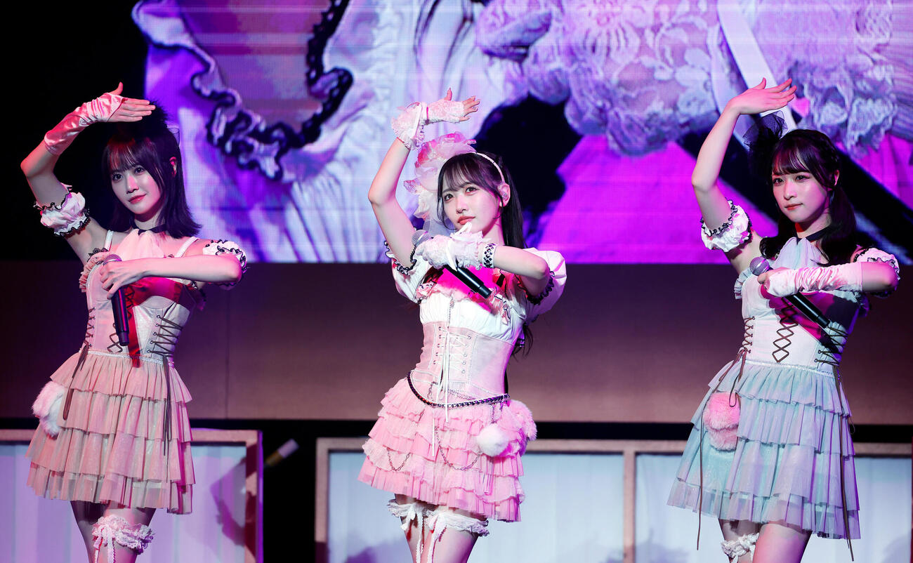 STU48石田千穂卒業コンサート　パフォーマンスをする、左から中村舞、石田千穂、原田清花（撮影・山本朝陽）
