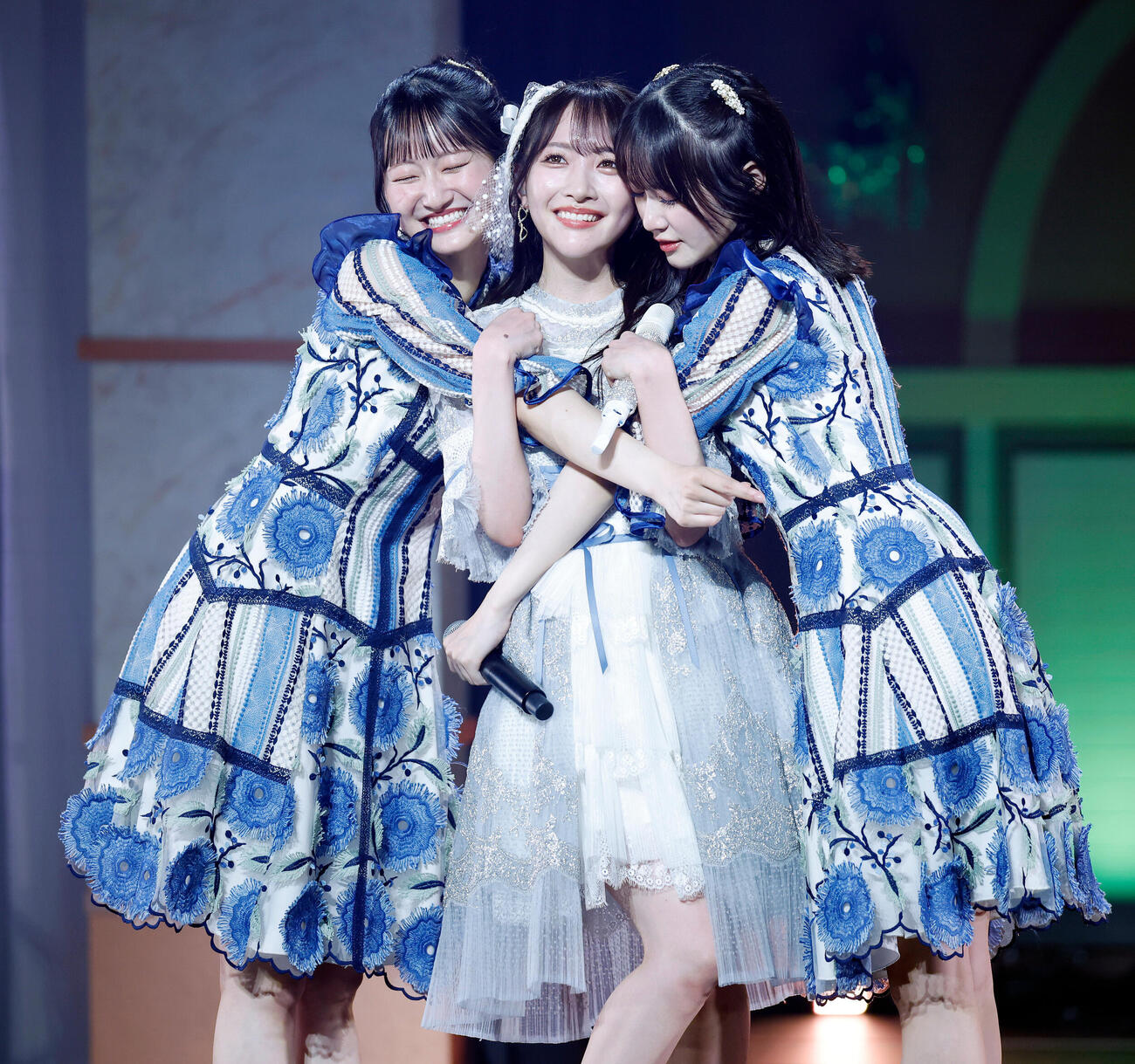 STU48石田千穂卒業コンサート　信濃宙花（左）と中村舞（右）から抱き締められる石田千穂（撮影・山本朝陽）