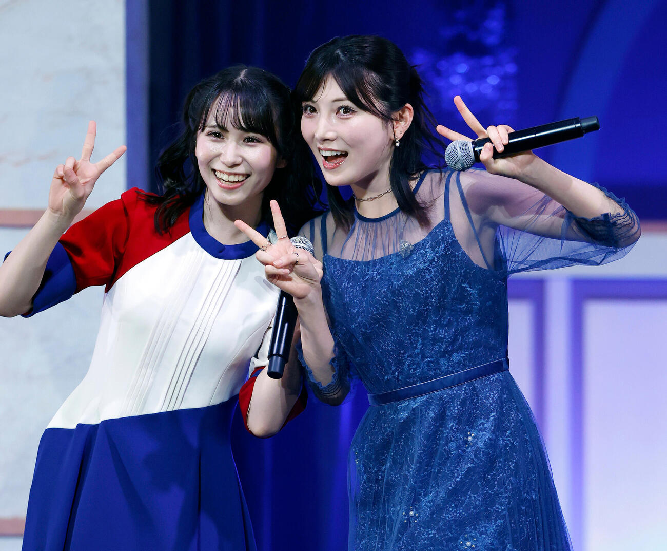 STU48石田千穂卒業コンサート　パフォーマンスを行う、キャプテンの岡田あずみ（左）と元メンバーで初代キャプテンの岡田奈々（撮影・山本朝陽）