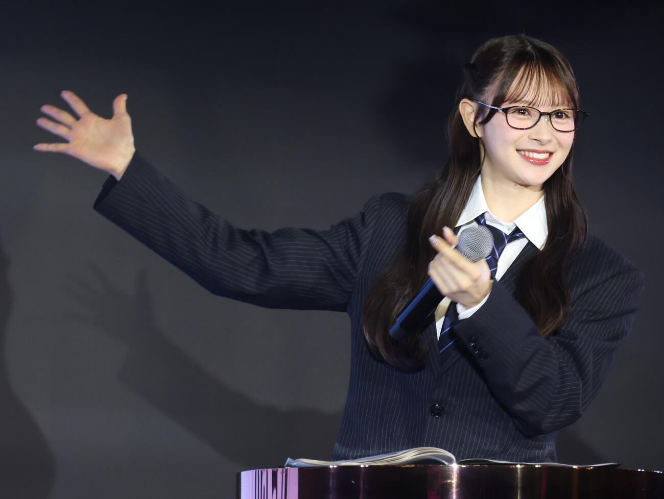「AKB48秋コンサート・コンセプト発表会」でプレゼンターを務めるスーツ・ネガメ姿のAKB48伊藤百花（撮影・中島郁夫）