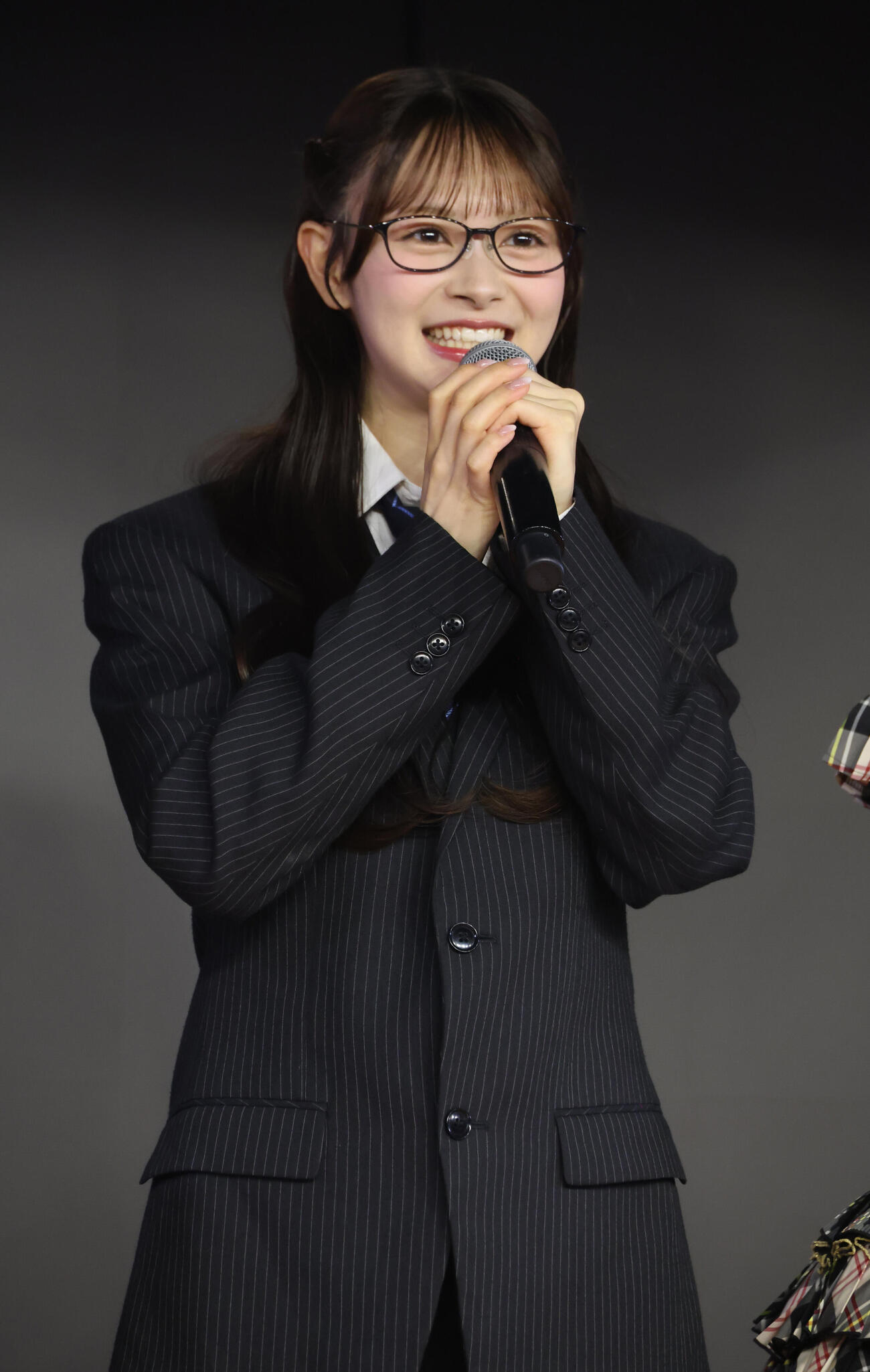 「AKB48秋コンサート・コンセプト発表会」でプレゼンターを務めたスーツ・ネガメ姿のAKB48伊藤百花（撮影・中島郁夫）
