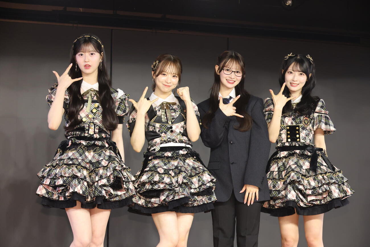 「AKB48秋コンサート・コンセプト発表会」に出席したAKB48。左から八木愛月、倉野尾成美、伊藤百花、佐藤綺星（撮影・中島郁夫）