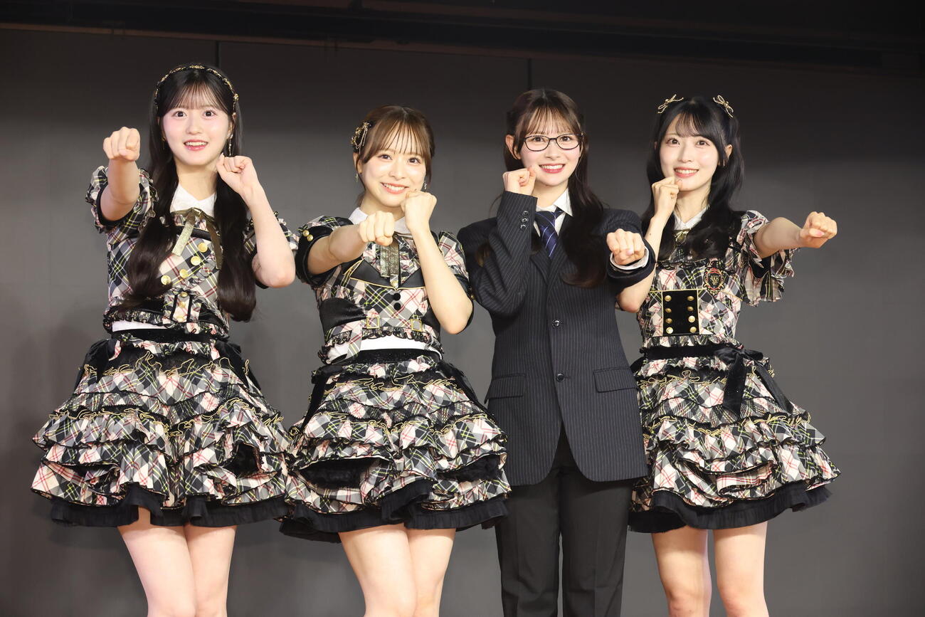 「AKB48秋コンサート・コンセプト発表会」に出席したAKB48。左から八木愛月、倉野尾成美、伊藤百花、佐藤綺星（撮影・中島郁夫）
