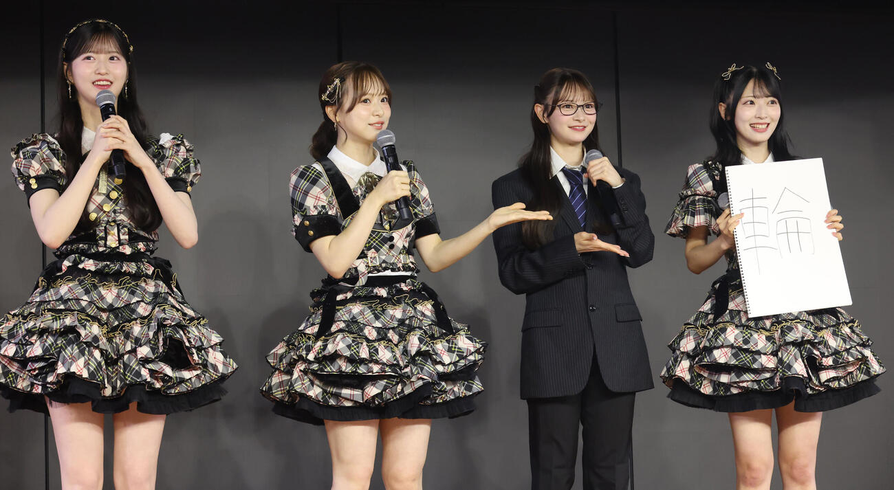 「AKB48秋コンサート・コンセプト発表会」に出席したAKB48。左から八木愛月、倉野尾成美、伊藤百花、佐藤綺星（撮影・中島郁夫）