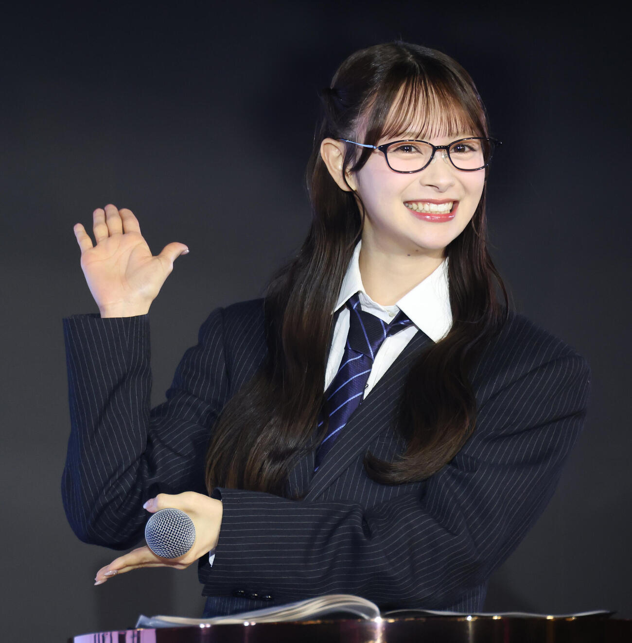「AKB48秋コンサート・コンセプト発表会」でプレゼンターを務めるスーツ・ネガメ姿のAKB48伊藤百花（撮影・中島郁夫）
