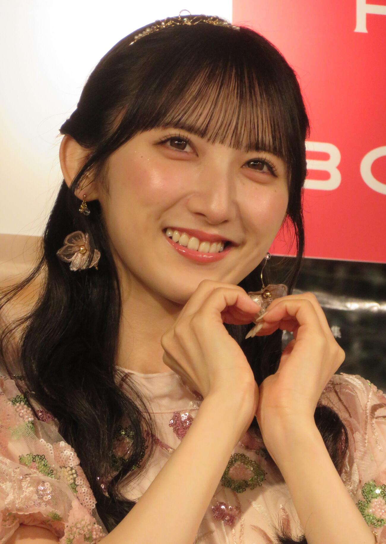 ファースト写真集「予定外の瞳」の発売記念イベントを行った長友彩海