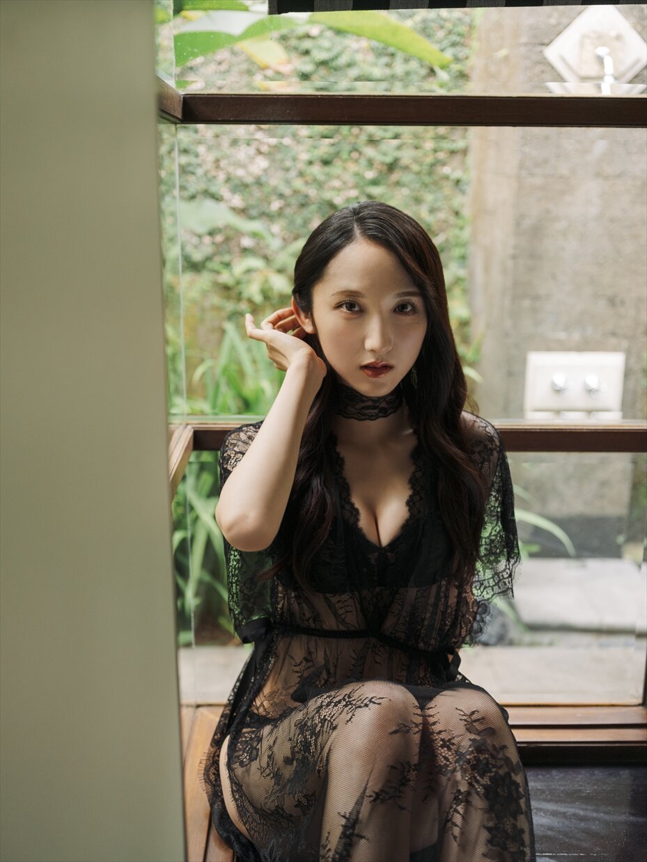 長友彩海のファースト写真集「予定外の瞳」（C）KADOKAWA　（C）DH　PHOTO／下田直樹