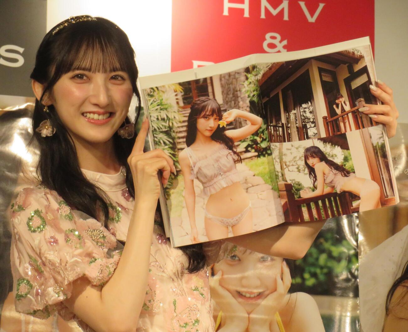 ファースト写真集「予定外の瞳」の発売記念イベントを行った長友彩海
