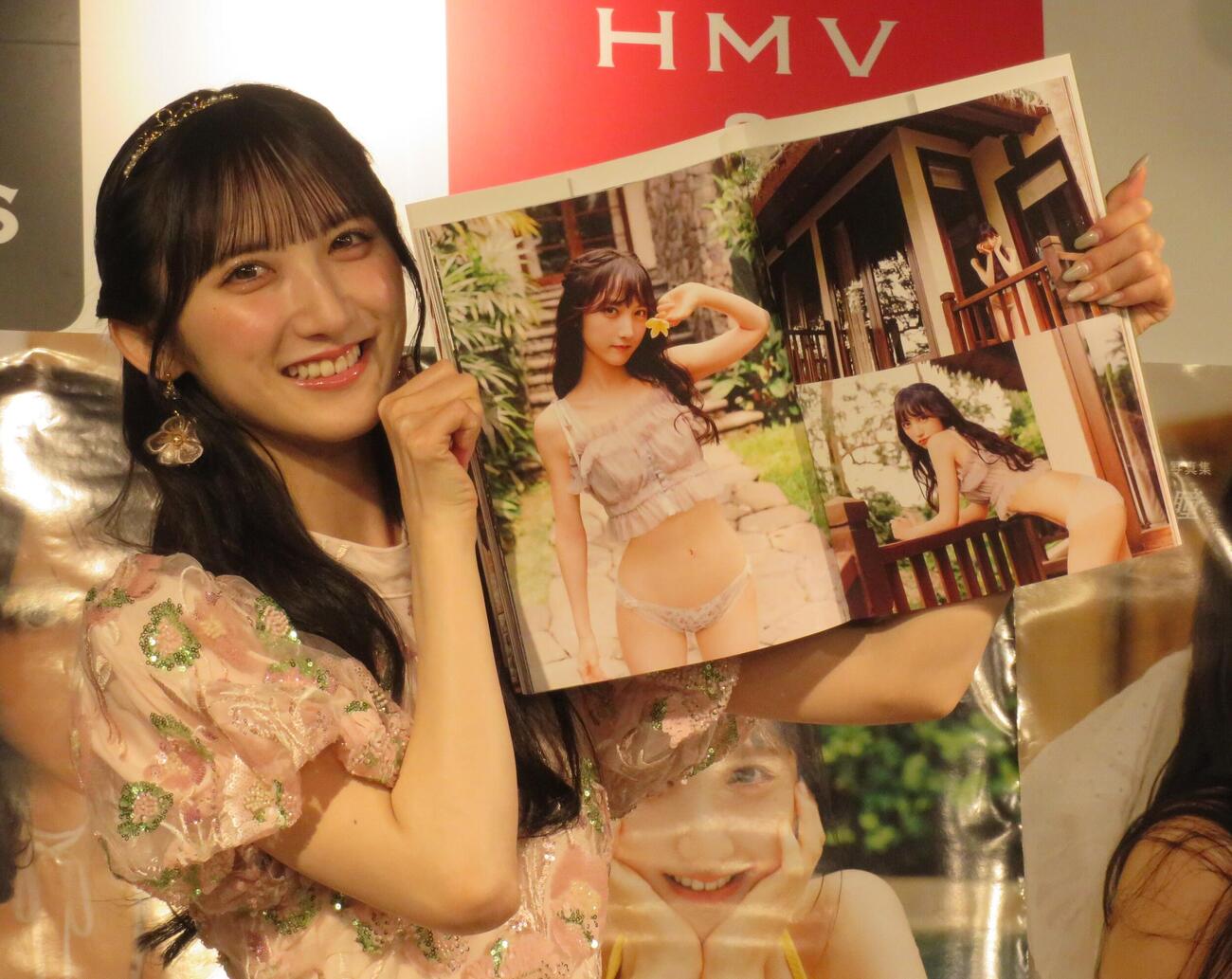 ファースト写真集「予定外の瞳」の発売記念イベントを行った長友彩海