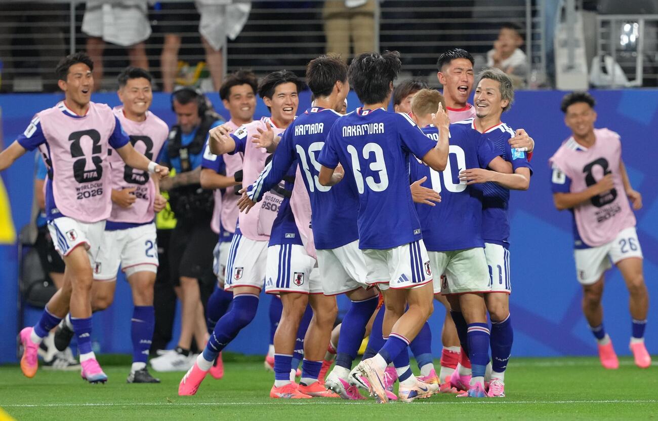 日本対スウェーデン　後半、先制ゴールを決め喜ぶ前田大然（右）（撮影・足立雅史）