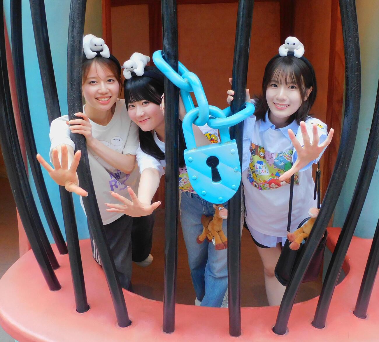 夏のディズニーランドを満喫した、左からAKB48正鋳真優、布袋百椛、橋本恵理子