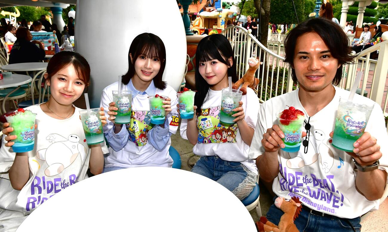 東京ディズニーランド夏の特別イベント「サマー・クールオフ　at Tokyo Disney Resort」のプレスプレビューを体験した、左から正鋳真優、橋本恵理子、布袋百椛、近藤雄介
