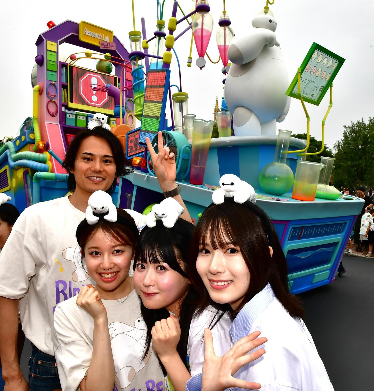 東京ディズニーランド夏の特別イベント「サマー・クールオフ　at Tokyo Disney Resort」のプレスプレビューを体験した、左から近藤雄介、正鋳真優、布袋百椛、橋本恵理子