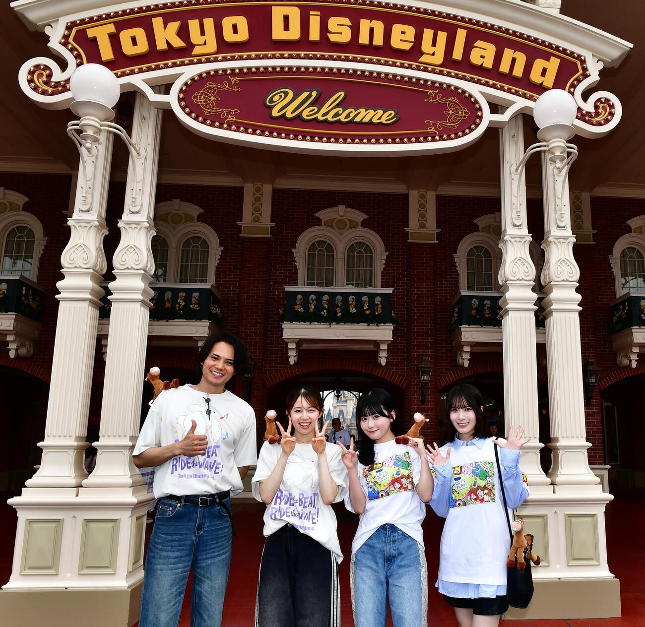 東京ディズニーランド夏の特別イベント「サマー・クールオフ　at Tokyo Disney Resort」のプレスプレビューを体験した、左から近藤雄介、正鋳真優、布袋百椛、橋本恵理子
