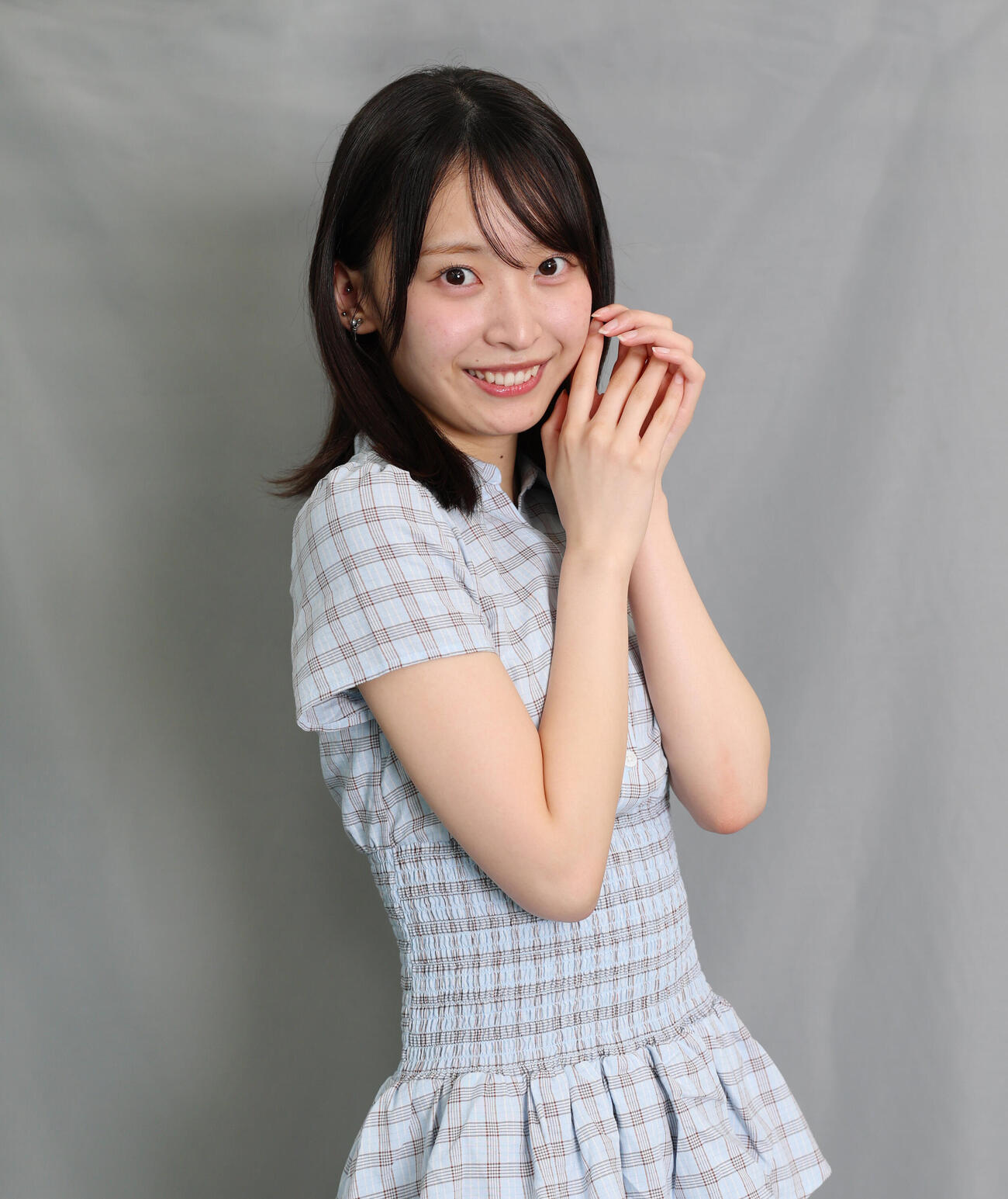 柔らかい表情でカメラを見つめる坂川陽香（撮影・増田悦実）