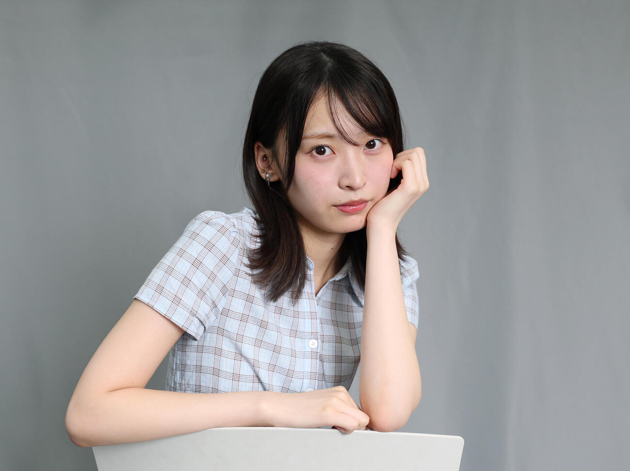柔らかい表情でカメラを見つめる坂川陽香（撮影・増田悦実）